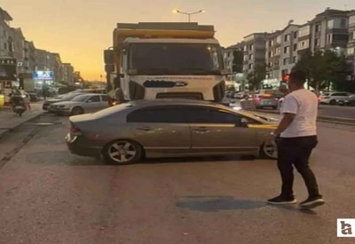 Keçiören'de kamyonun çarptığı otomobilin sürüklendiği kaza kamerada