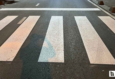 Polatlı'da vatandaş yaya geçidine park edilen otomobilin üzerinden atladı
