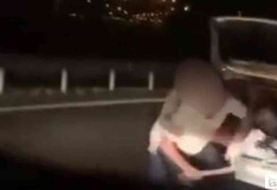 Keçiören'de şahıslar tartıştıkları kişinin aracına baltayla saldırdı!