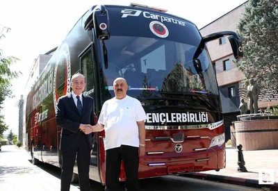 Gençlerbirliği'nin yeni takım otobüsü için teslim töreni yapıldı