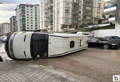 Mamak'ta minibüs yol kenarına devrildi