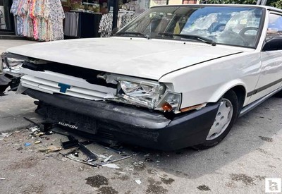 Mamak'ta trafik kazası: Minibüs park halindeki 4 otomobile çarptı