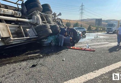 Etimesgut'ta iş mikseri otomobilin üstüne devrildi: 6 kişi yaralandı