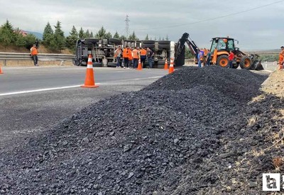 Ankara'dan yola çıkan asfalt yüklü kamyon devrildi!