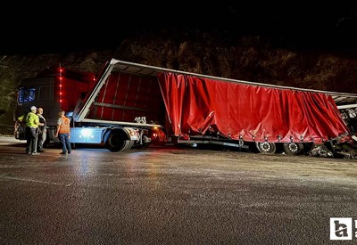 Samsun-Ankara kara yolunda tır şarampole devrildi, ulaşım aksadı