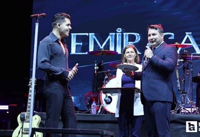 Başkan Selim Çırpanoğlu, Emir Can İğrek'e Kahramankazan kavunu ikram etti