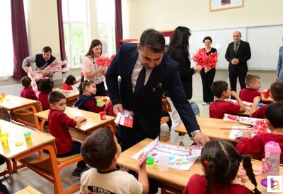 Kahramankazan Belediye Başkanı Çırpanoğlu 1. sınıf öğrencilerine kırtasiye hediye çeki dağıttı
