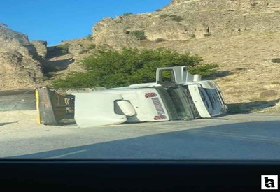 Sincan'da  kum yüklü hafriyat kamyonu devrildi