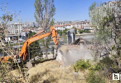 Pursaklar Belediyesi güvenlik riski oluşturan yapıları yıkıyor