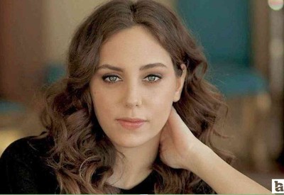 Öykü Karayel ve Kerem Bürsin'in 'koltuk altı' sahnesi sosyal medyayı ikiye böldü