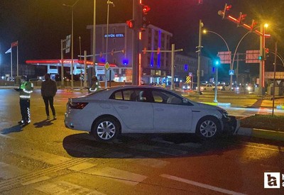 Çorum'da refüje çarpan otomobilin sürücüsü yaralandı