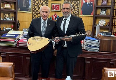 Yavuz Bingöl, Devlet Bahçeli'ye teşekkür edip bağlama hediye etti