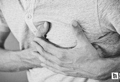 Sakın yapmayın diyerek uyardı! Ünlü kardiyolog kalp krizlerinde en çok yapılan 3 hatayı açıkladı