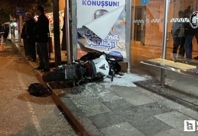 Çorum'da otomobille çarpışan motosiklet otobüs durağına savruldu