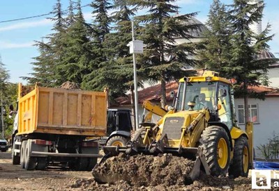 Kahramankazan Belediyesi ekipleri yol ve çevre düzenlemelerine devam ediyor