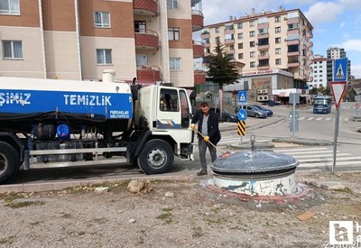 Pursaklar Belediyesi ekipleri ilçe genelinde çöp konteynerlerini temizledi