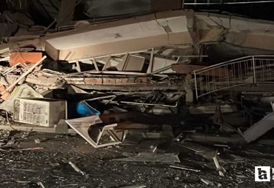 Balıkesir Sındırgı'da depremde boş bir bina yıkıldı