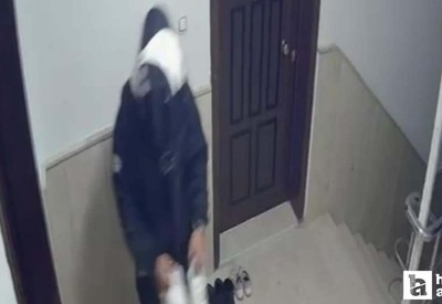 Sincan'da kapı önündeki ayakkabıyı çalan kurye kameraya yansıdı