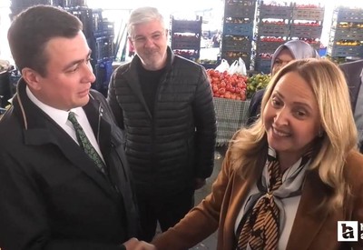 Pazarda karşılaşan Semra Dinçer ve Osman Gökçek arasında tatlı atışma!