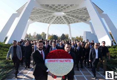 Özgür Özel ve beraberindeki partililer Bülent Ecevit'in kabrini ziyaret etti