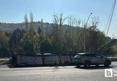 Pursaklar'da seyir halindeki tırın dorsesi devrildi