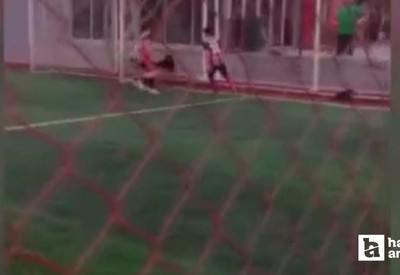 Sincan'da halı sahada oynayan çocukların topunu kaçıran köpek gülümsetti