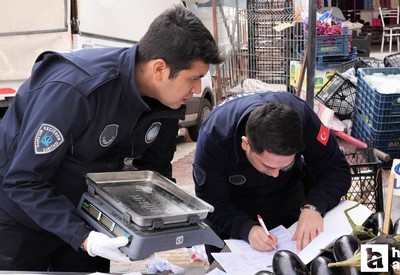 Keçiören zabıtası pazar esnafını denetledi