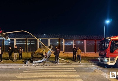 Çubuk'ta trafik ışığı direğine çarpıp devrilen aracın sürücüsü yaralandı