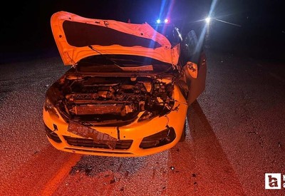 Çorum'da yola çıkan danaya çarpan otomobilde 2 kişi yaralandı