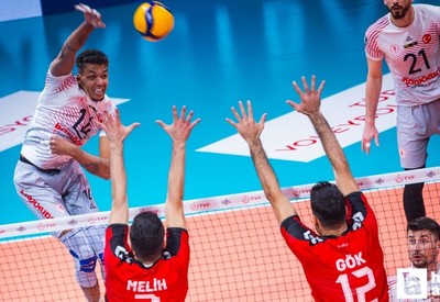 Efeler Ligi’nde derbi heyecanı yaşandı: Ziraat Bankkart liderliğini sürdürdü