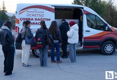 Keçiören Belediyesi sabah erken saatlerde sıcak çorba ikramı yapıyor