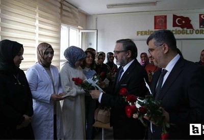 Pursaklar'da öğretmenlere kitap ve gül hediye edildi