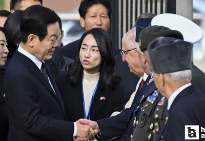 Güney Kore Devlet Başkanı Lee ve eşi Altındağ'daki Kore'de Savaşan Türkler Anıtı'nı ziyaret etti