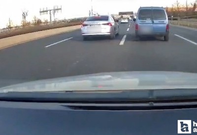 Başkentte kontrolsüz şerit değiştirmeye çalışan sürücü trafiği tehlikeye attı