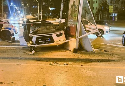 Çankaya'da motosiklete çarpan otomobil devrilip ters döndü: 4 yaralı