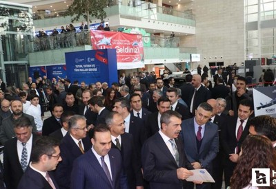 Bakan Tekin Ankara YHT Garı'nda düzenlenen sergiye katıldı