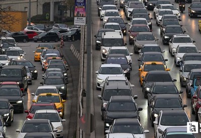 Ankara'da ziyaret yoğunluğundan AVM önlerinde uzun trafik kuyrukları oluştu