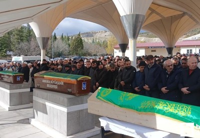 Beypazarı'ndaki trafik kazasında hayatını kaybeden aile gözyaşlarıyla son yolculuğuna uğurlandı