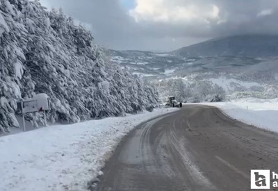 Beypazarı'nda ekipler kar yağışı sonrasında ana artelleri temizliyor