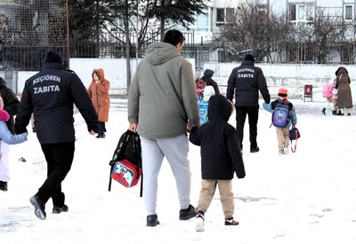 Keçiören'de ekipler okul çevresinde kar temizliği gerçekleştirdi