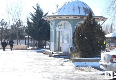 Mamak'ta su kesintilerinden etkilenen vatandaşlar camilerden su dolduruyor