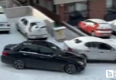 Çankaya'da buzlanan yolda duramayan araç kaza yaptı