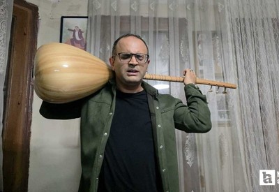 Tersten saz çalma tekniği ile sahnelerde dikkat çekiyor