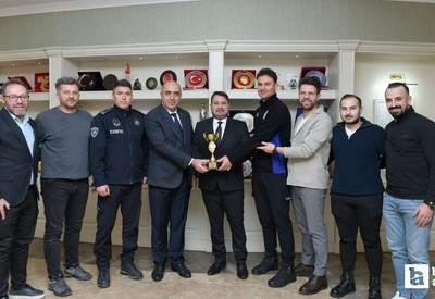 Üçüncülük kupasını Kahramankazan Belediye Başkanı Selim Çırpanoğlu'na takdim ettiler