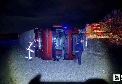 Çorum'da köpeğe çarpmamak için sürücü manevra yapınca tır devrildi