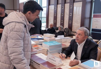 Hulusi Akar, "Külliye'de Ramazan" etkinlikleri çerçevesinde imza günü düzenledi