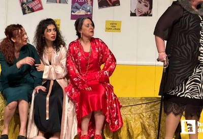 İlk olarak Ankara'da sahnelenmişti! Kadıncıklar oyunu yoğun ilgi gördü