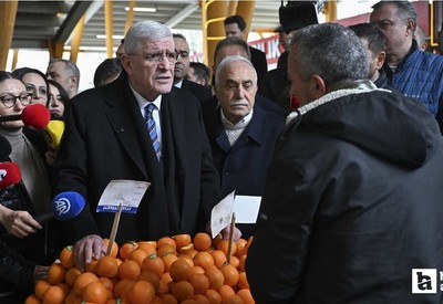 Çankaya'da pazar yerini ziyaret eden Müsavat Dervişoğlu: "Yüreğim yaralı ayrılıyorum"