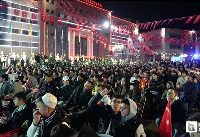 Keçiören Belediyesi'nin kurduğu dev ekranla Dünya Kupası coşkusu yaşandı