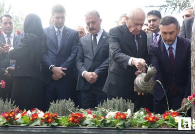 MHP Lideri Devlet Bahçeli'den Türkeş'in Ankara'daki kabrine ziyaret